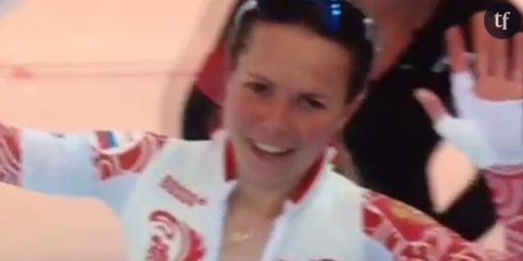 Sotchi 2014 : Olga Graf, la patineuse qui se met toute nue quand elle gagne - vidéo