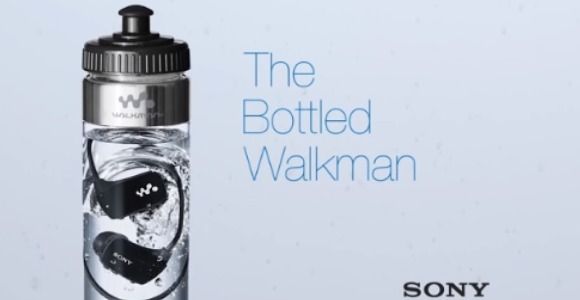 Le Walkman de Sony vendu dans une bouteille d'eau