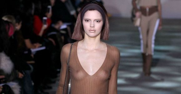 Kendall Jenner montre ses seins à la Fashion Week 