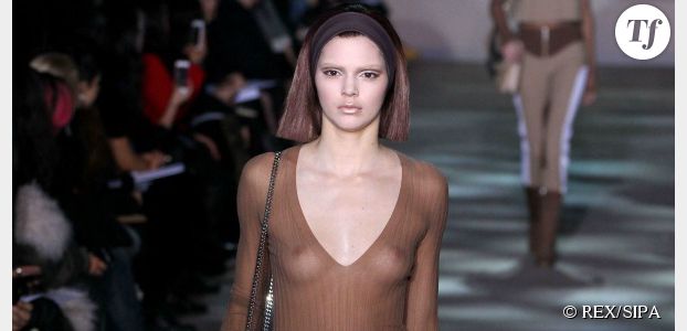 Kendall Jenner montre ses seins à la Fashion Week 