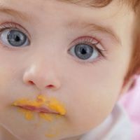 À 14 mois, il décède après avoir été forcé à manger