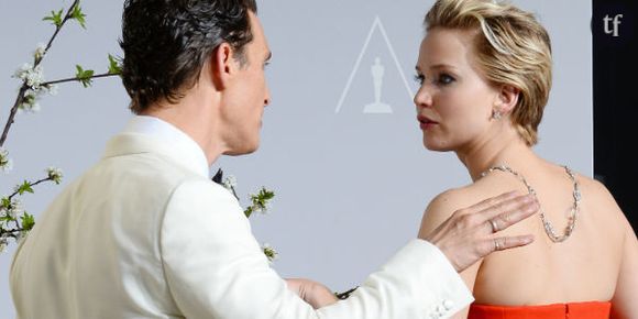 Oscars 2014 : Jennifer Lawrence tombe (encore) sur le tapis rouge (vidéo replay)