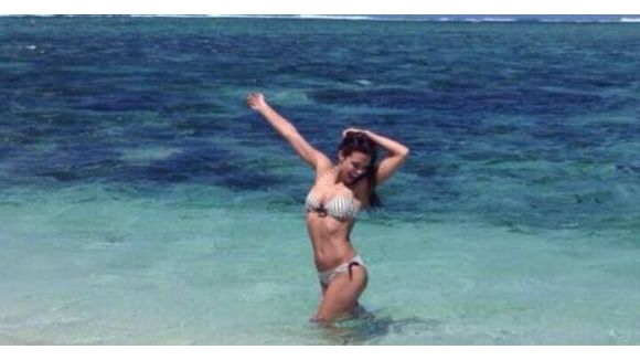 Marine Lorphelin (Miss France) joue la sirène  à l'ile Maurice