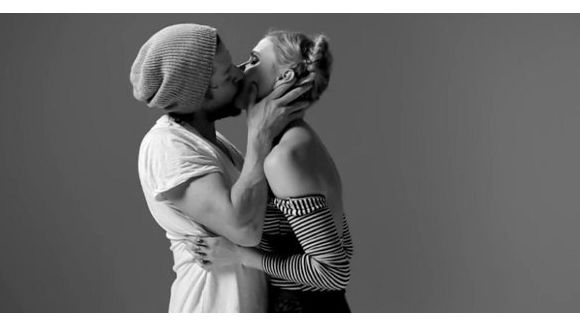First Kiss : elle a demandé à 20 étrangers de s'embrasser - vidéo