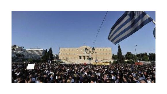 Grèce : la ville d'Athènes prise d'assaut par des milliers de manifestants 