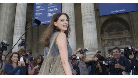 Frédérique Bel aime sa vie en brune