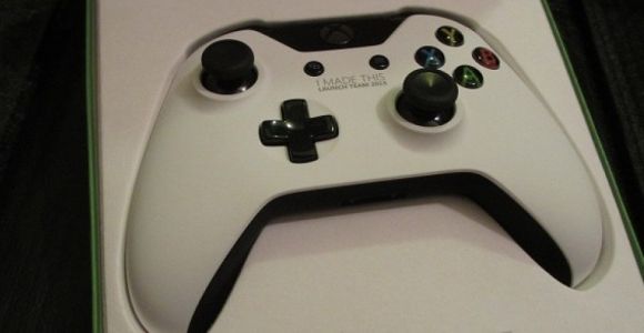 Xbox One : une console blanche vendue à prix d'or sur Ebay