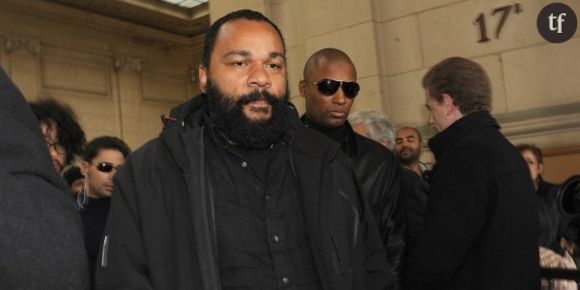 Dieudonné : suite à une "quenelle", un fan condamné à payer 1 500 euros d'amende