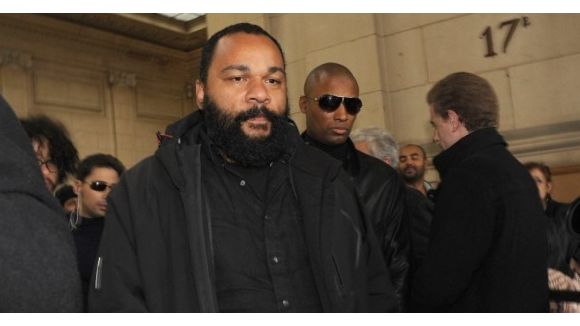 Dieudonné : suite à une "quenelle", un fan condamné à payer 1 500 euros d'amende