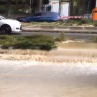 Défense: une fuite d’eau spectaculaire inonde le quartier d’affaires - vidéo