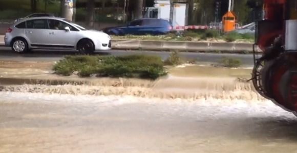 Défense: une fuite d’eau spectaculaire inonde le quartier d’affaires - vidéo