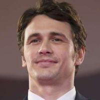 James Franco adepte du selfie nu sous la couette