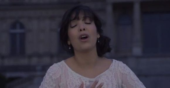 Indila dévoile le clip de "Tourner dans le vide"