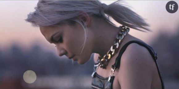 Sophie-Tith (Nouvelle Star) blonde dans son nouveau clip "Enfant d'ailleurs"
