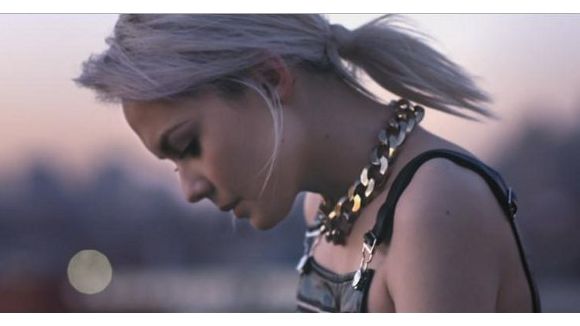 Sophie-Tith (Nouvelle Star) blonde dans son nouveau clip "Enfant d'ailleurs"