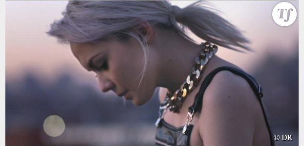 Sophie-Tith (Nouvelle Star) blonde dans son nouveau clip "Enfant d'ailleurs"