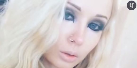 La “barbie humaine” prend un "selfie" sans maquillage