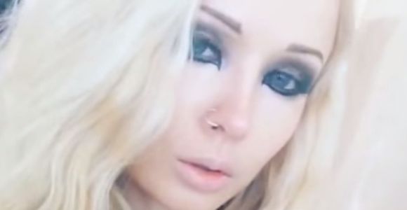 La “barbie humaine” prend un "selfie" sans maquillage