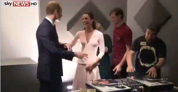 Kate Middleton et William s'improvisent DJ et s’essaient au graffiti - vidéo