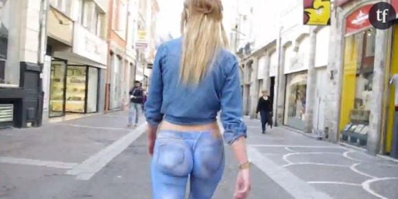 Elle marche nue dans la rue et personne ne le remarque - vidéo