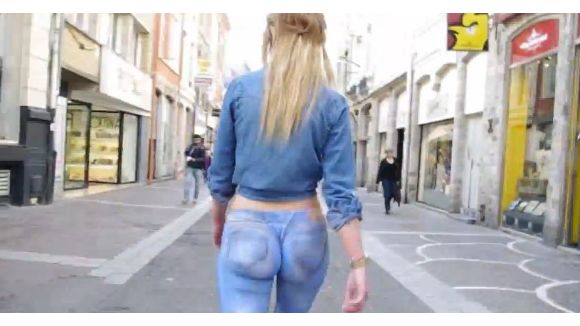 Elle marche nue dans la rue et personne ne le remarque - vidéo 