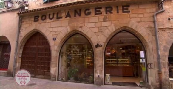 Meilleure boulangerie de France: un chat se prend une porte en verre entre deux plans - vidéo