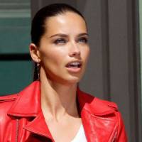 Adriana Lima fait le buzz en se cognant contre un rétroviseur – vidéo