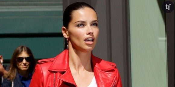 Adriana Lima fait le buzz en se cognant contre un rétroviseur – vidéo