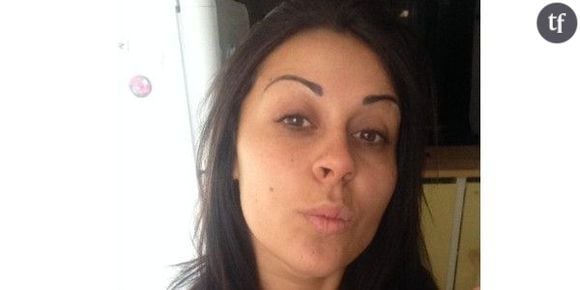 Shanna (Anges 6) pose sans maquillage pour un selfie