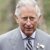 Le Prince Charles pose un lapin au maire de Merville-Franceville