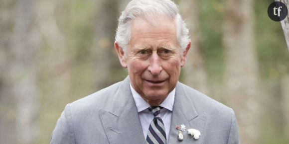 Le Prince Charles pose un lapin au maire de Merville-Franceville