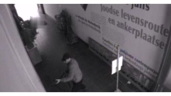Fusillade à Bruxelles: la police diffuse les images de vidéosurveillance