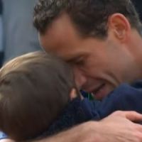 Roland Garros 2014: Llodra blessé perd, son fils lui fait un gros câlin - vidéo