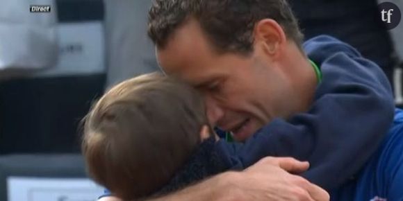 Roland Garros 2014: Llodra blessé perd, son fils lui fait un gros câlin - vidéo