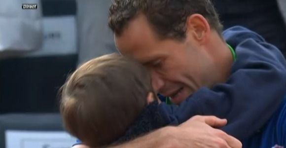 Roland Garros 2014: Llodra blessé perd, son fils lui fait un gros câlin - vidéo