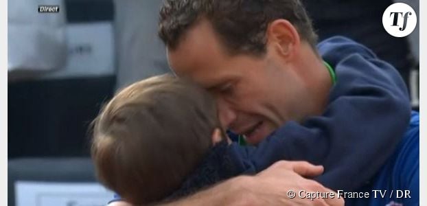 Roland Garros 2014: Llodra blessé perd, son fils lui fait un gros câlin - vidéo