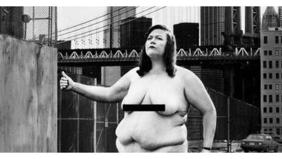 Pour revendiquer ses rondeurs, une artiste reproduit la célèbre photo de Madonna nue