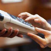 Banques : payer par carte coûtera moins cher