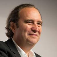 Free : comment Xavier Niel crée le buzz