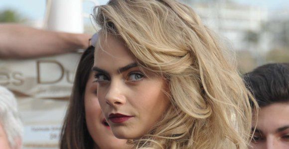 Cara Delevingne pose nue pour défier Instagram et soutenir Rihanna
