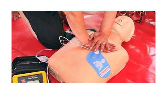 La caravane d'été de la Croix-Rouge enseigne les gestes qui sauvent