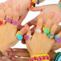 Rainbow loom : comment fabriquer son bracelet en élastiques arc-en-ciel ? (Vidéo)