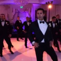 Il danse avec ses témoins à son mariage et enflamme le web - vidéo