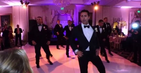 Il danse avec ses témoins à son mariage et enflamme le web - vidéo