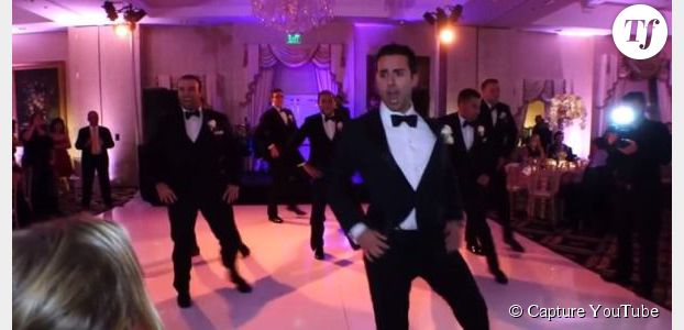 Il danse avec ses témoins à son mariage et enflamme le web - vidéo