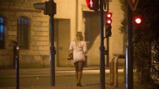 Prostitution : pour Esther Benbassa, "la loi va être reportée aux calendes grecques"