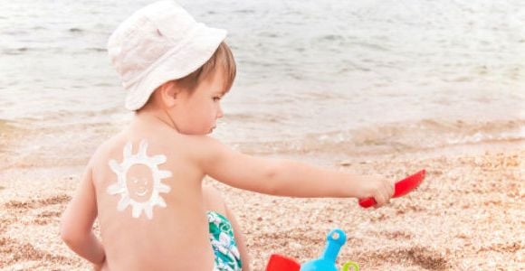 Comment mettre de la crème solaire à un enfant en 10 étapes (et sans devenir chèvre)