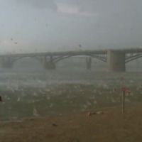 Une impressionnante averse de grêle s’abat une plage russe et ses vacanciers  - video