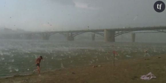 Une impressionnante averse de grêle s’abat une plage russe et ses vacanciers  - video