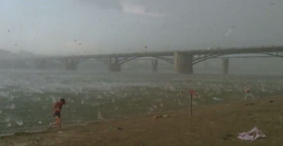 Une impressionnante averse de grêle s’abat une plage russe et ses vacanciers  - video